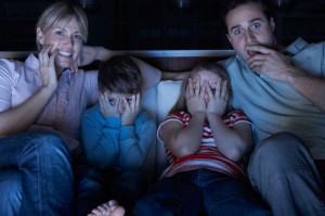 familie speriata de imagini de la televizor