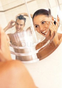 barbat si femeie in oglinda